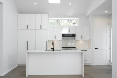 Inspiration for a modern kitchen remodel in Vancouver