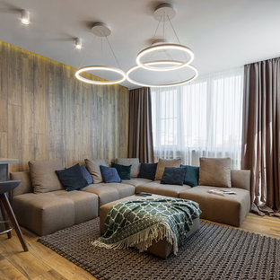 Inspiration för mellanstora moderna allrum med öppen planlösning, med ett finrum, bruna väggar, mellanmörkt trägolv, en väggmonterad TV och brunt golv