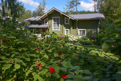 Modelo de jardín de tamaño medio en verano en patio delantero con exposición parcial al sol