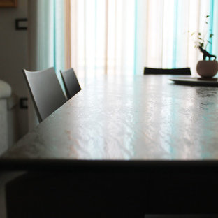 ナポリの小さいコンテンポラリースタイルのLDKの画像 (白い壁、磁器タイルの床)