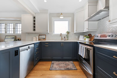 Example of a mid-sized trendy u-shaped medium tone wood floor and beige floor eat-in kitchen design in Ottawa with a single-bowl sink, shaker cabinets, white cabinets, quartz countertops, gray backsplash, ceramic backsplash, stainless steel appliances, a peninsula and white countertops