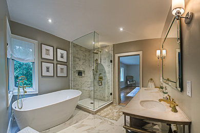 Example of a transitional bathroom design in Toronto