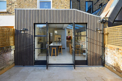 Example of a minimalist home design design in London