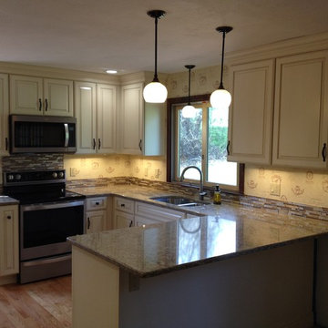 Granville Kitchen - Wallpaper and Tile