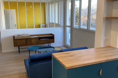 Réalisation d'une salle de séjour minimaliste.