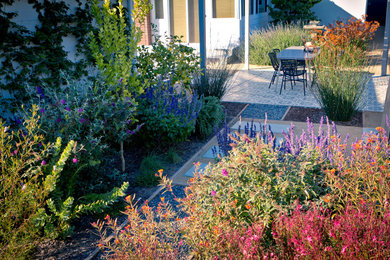 Inspiration for a mid-sized drought-tolerant and full sun backyard concrete paver water fountain landscape in Los Angeles.