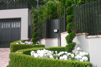 Inspiration for a contemporary landscaping in Los Angeles.