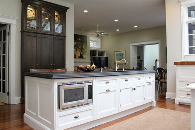 Elegant kitchen photo in Chicago