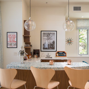 中サイズのミッドセンチュリースタイルのおしゃれな着席型バー (アンダーカウンターシンク、フラットパネル扉のキャビネット、濃色木目調キャビネット、クオーツストーンカウンター、白いキッチンパネル、サブウェイタイルのキッチンパネル、淡色無垢フローリング、ターコイズのキッチンカウンター) の写真