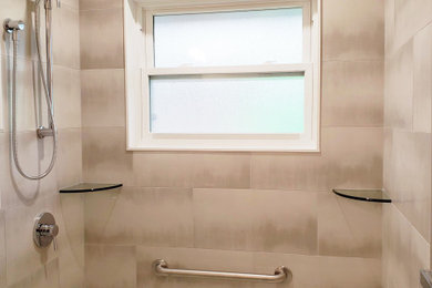 Imagen de cuarto de baño minimalista pequeño con bañera empotrada, combinación de ducha y bañera, baldosas y/o azulejos blancos, baldosas y/o azulejos de porcelana y ducha con cortina