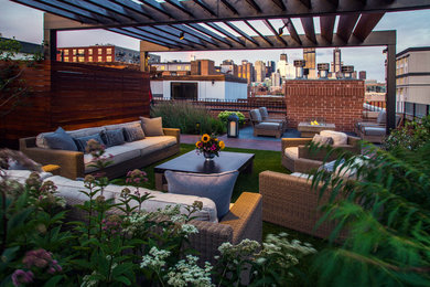 This is an example of a mid-sized contemporary full sun rooftop landscaping in Chicago with a fire pit.