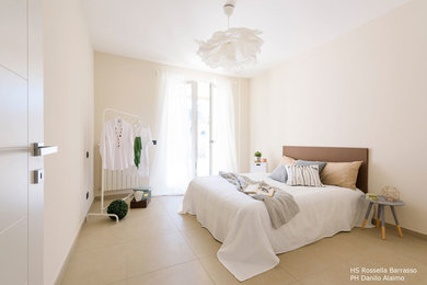 Idee per una camera da letto minimal di medie dimensioni con pareti beige, pavimento in gres porcellanato e pavimento beige