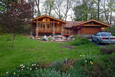 Mid-sized modern brown one-story wood exterior home idea in Detroit with a shingle roof