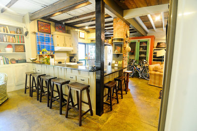 Kitchen - traditional kitchen idea in Nashville