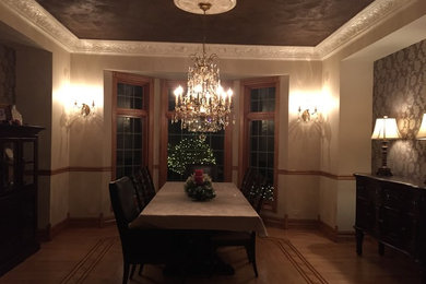 Dining room photo in Chicago