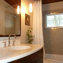Upstairs full bath / girls&guests
