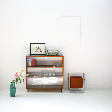 Mid-Century Vitrine, Nussbaum