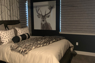 サクラメントにあるおしゃれな客用寝室 (黒い壁、カーペット敷き、ベージュの床、壁紙) のインテリア