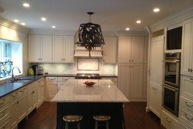 Elegant kitchen photo in Detroit