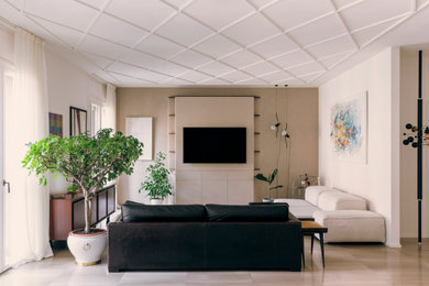 Idee per un grande soggiorno minimalista con pareti beige, pavimento in marmo, TV a parete e pavimento beige
