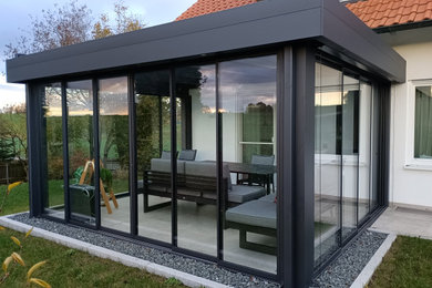 Design ideas for a mid-sized contemporary sunroom in Munich.