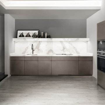 Kitchen with countertop and backsplash in Bianco Statuario Venato LAMINAM