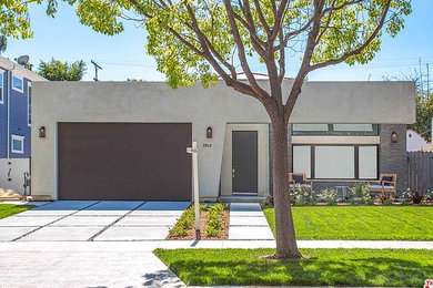 Example of a minimalist home design design in Los Angeles