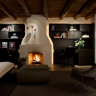 Imagen de sótano en el subsuelo mediterráneo, de tamaño medio, con paredes beige, chimenea tradicional y marco de chimenea de yeso