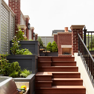 シカゴの巨大なトラディショナルスタイルのおしゃれな屋上のデッキ (ファイヤーピット) の写真