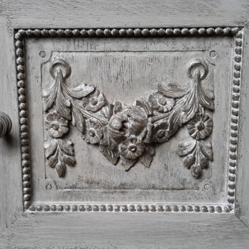 Relooking d'un chevet style Louis XVI à la peinture naturelle à la caséine