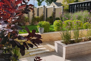 Modelo de terraza planta baja contemporánea de tamaño medio sin cubierta en patio trasero con privacidad