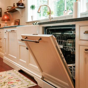 English Countryside Kitchen - Colleyville, TX