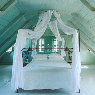 Foto de dormitorio romántico con paredes azules, suelo de madera pintada y suelo azul