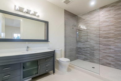 Bathroom - modern bathroom idea in Miami