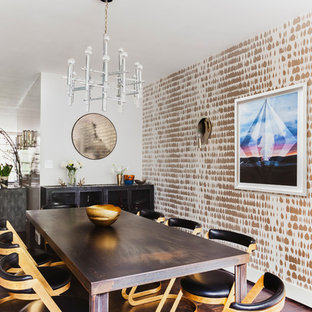 Неиссякаемый источник вдохновения для домашнего уюта: гостиная-столовая среднего размера в стиле современная классика с серебряными стенами, темным паркетным полом и коричневым полом без камина