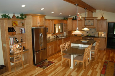 Inspiration for a timeless kitchen remodel in Detroit