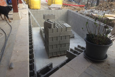 Construction d'une piscine s'intégrant à la terrasse et situation