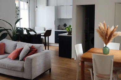 Aménagement d'une salle de séjour scandinave de taille moyenne et ouverte avec un mur blanc, parquet clair, aucune cheminée, un téléviseur indépendant et un sol marron.