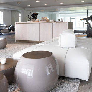 チェシャーの大きいコンテンポラリースタイルのおしゃれな多目的ジム (白い壁、磁器タイルの床、グレーの床) の写真