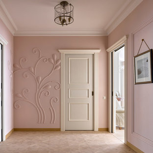 Bild på en vintage hall, med rosa väggar och beiget golv