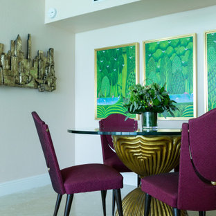 Свежая идея для дизайна: гостиная-столовая среднего размера в морском стиле с бежевыми стенами, полом из керамогранита и бежевым полом без камина - отличное фото интерьера