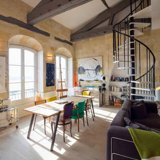 ボルドーのエクレクティックスタイルのLDKの画像 (淡色無垢フローリング、ベージュの床、ベージュの壁)