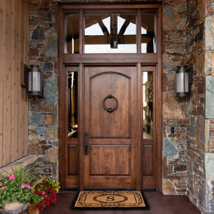 Idee per una porta d'ingresso rustica con una porta singola e una porta in legno scuro