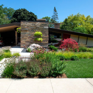 Mittelgroßer Retro Vorgarten im Sommer mit direkter Sonneneinstrahlung in Milwaukee