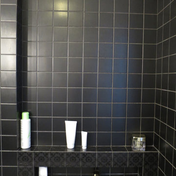Salle de bain noire. Une belle niche dans la baignoire