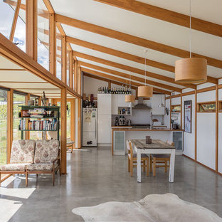 ホバートのカントリー風 LDKの画像 (白い壁、コンクリートの床)