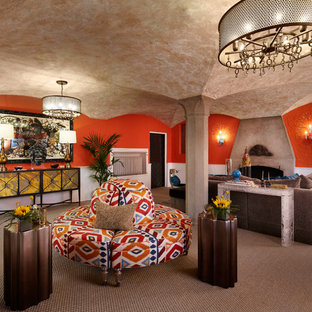 Fernseherloses Mediterranes Wohnzimmer mit roter Wandfarbe und Teppichboden in Chicago