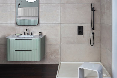 Imagen de cuarto de baño principal y flotante actual de tamaño medio con puertas de armario verdes