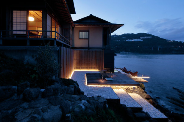 Japanese Modern Deck by hannat architects