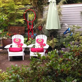 Kleiner, Schattiger Stilmix Garten im Winter, hinter dem Haus mit Pflasterklinker in Seattle